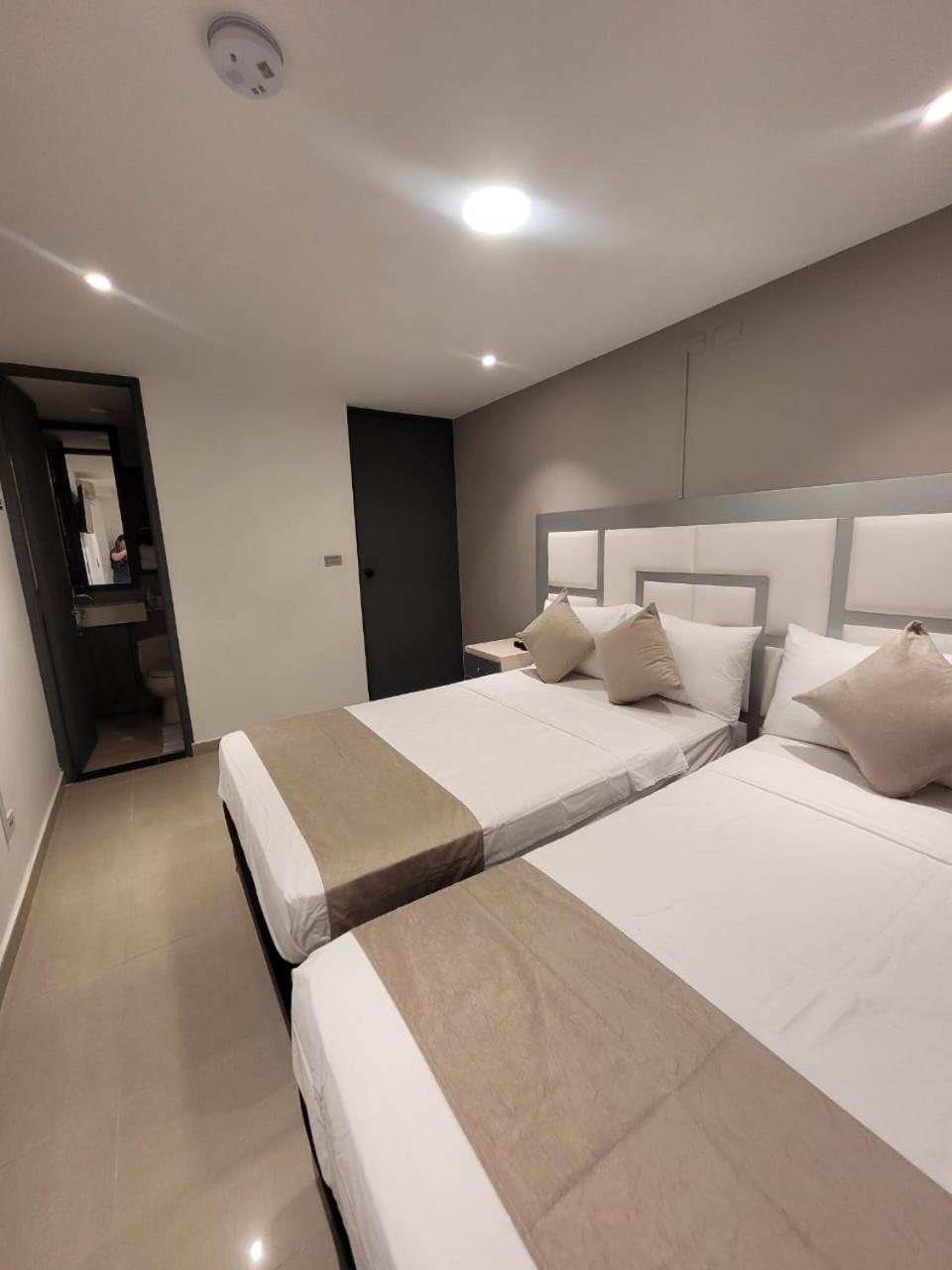 Hotel Med 33 Medellín Exteriör bild